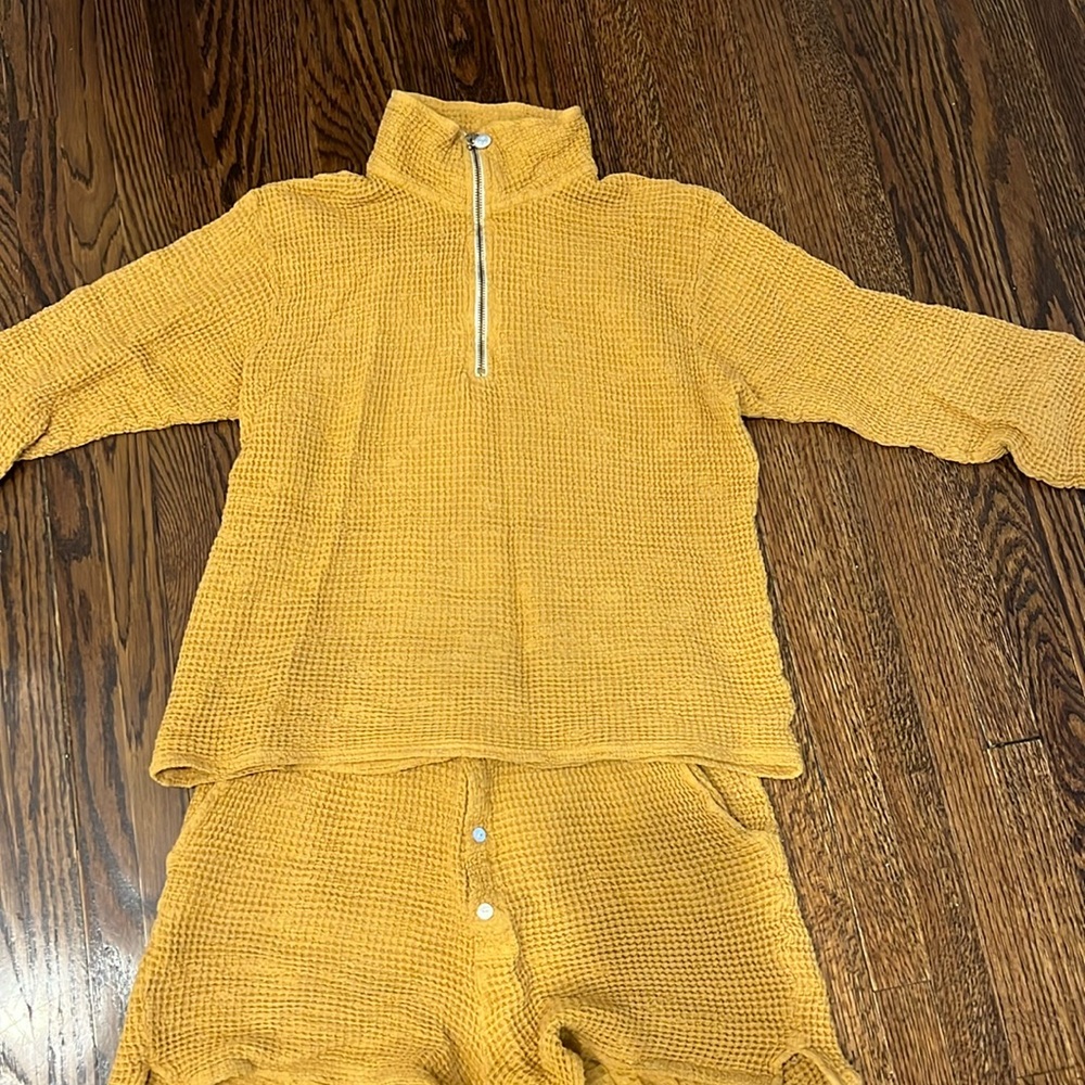Donni waffle half zip and shorts - size M